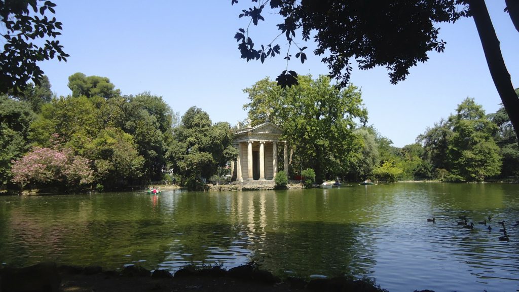 Fotografie z římského parku Villa Borghese, pohled na jezírko.