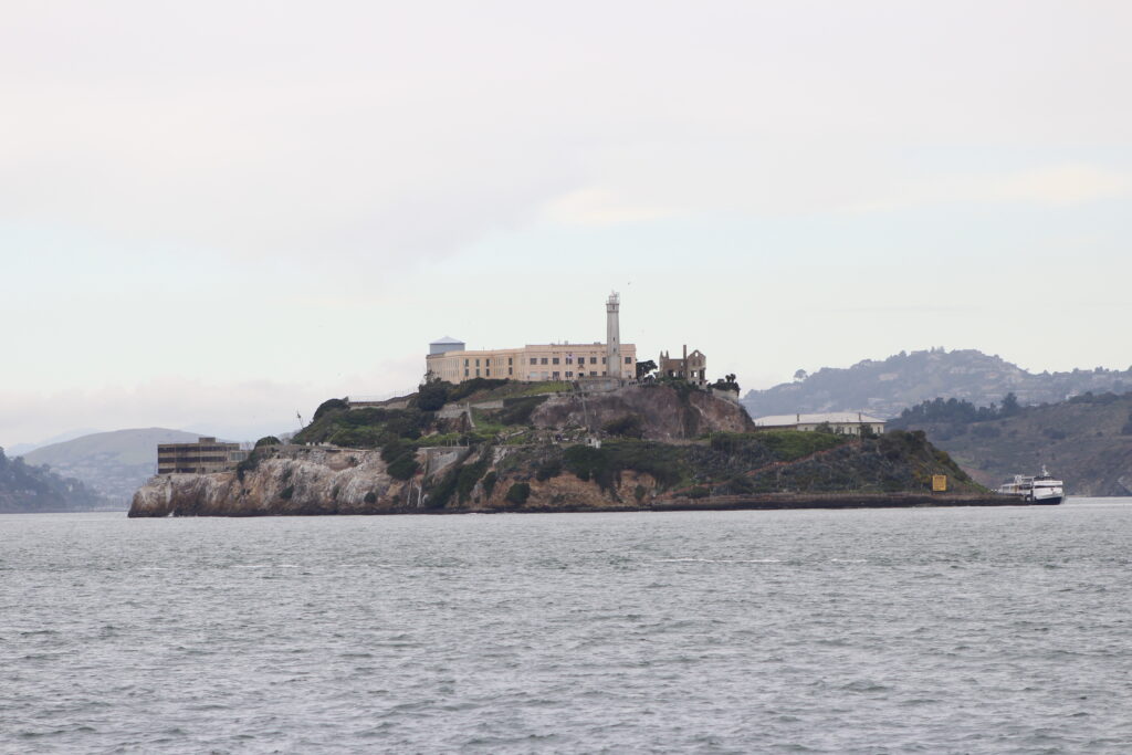 Alcatraz, pověstné vězení na ostrůvku.