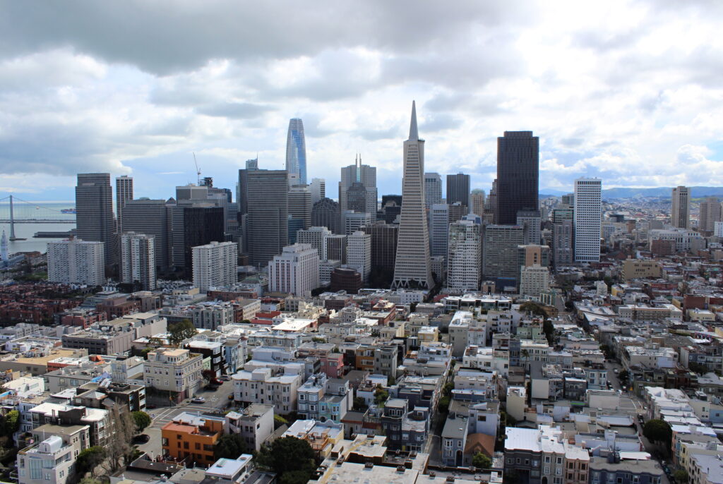 Pohled na San Francisco za oblačného dne.