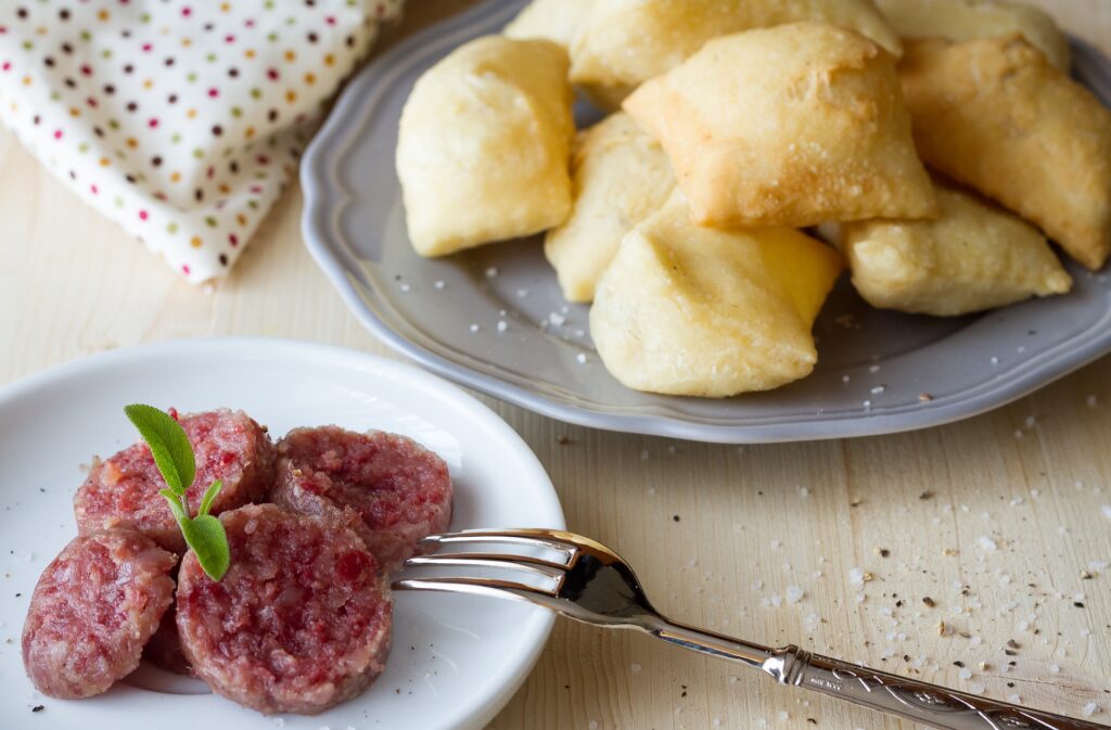 Cotechino, typický italský sváteční pokrm.