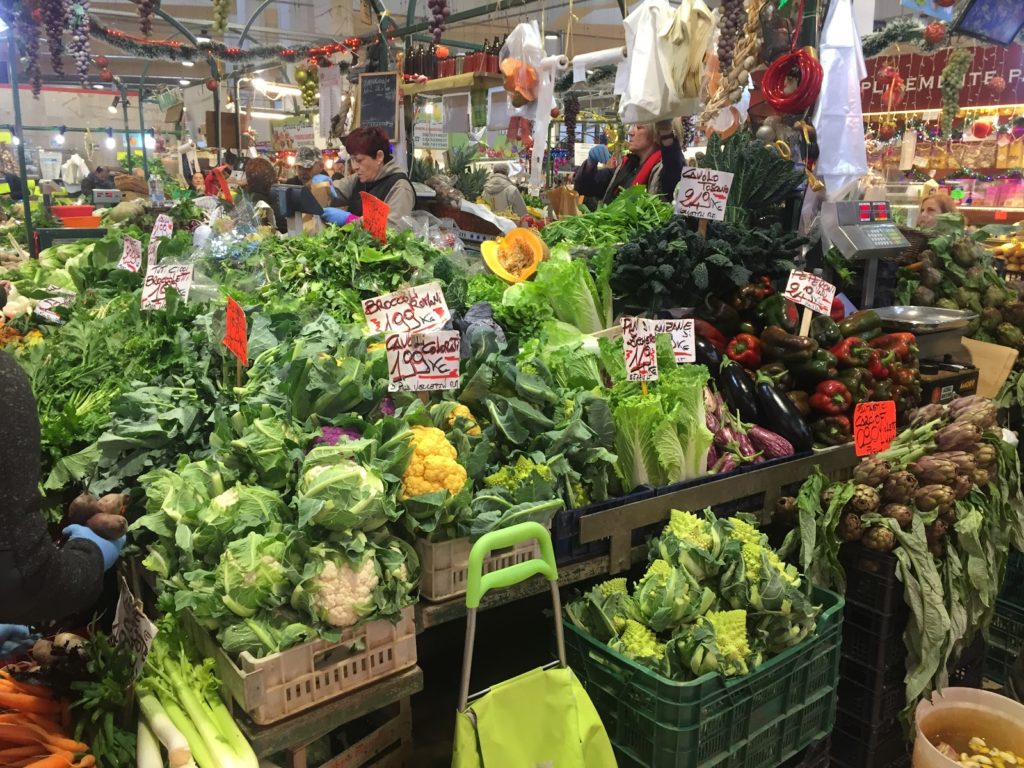 Italský krytý trh se zeleninou - různé druhy květáků, artyčoky, dýně, papriky a další.