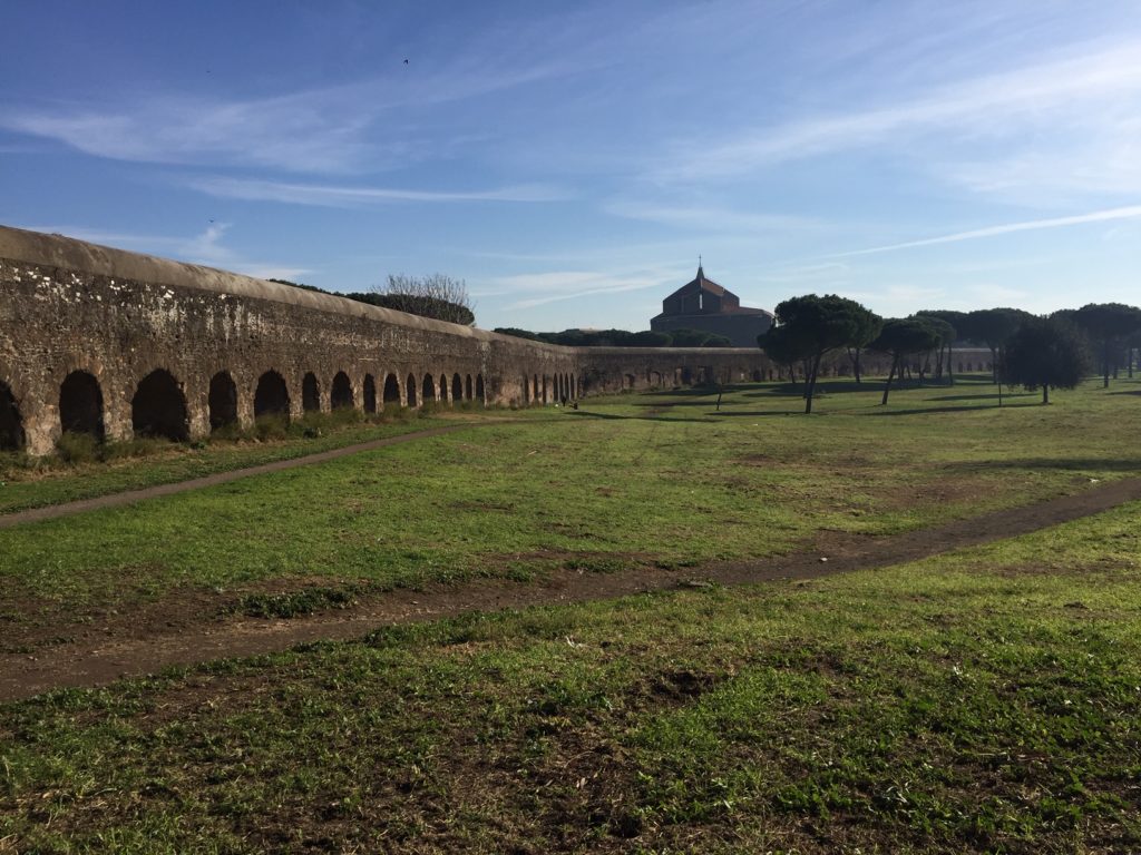 Římský park Parco degli Acquedotti s pozůstatky dáných římských akvaduktů. Pohled na jeden z nich.