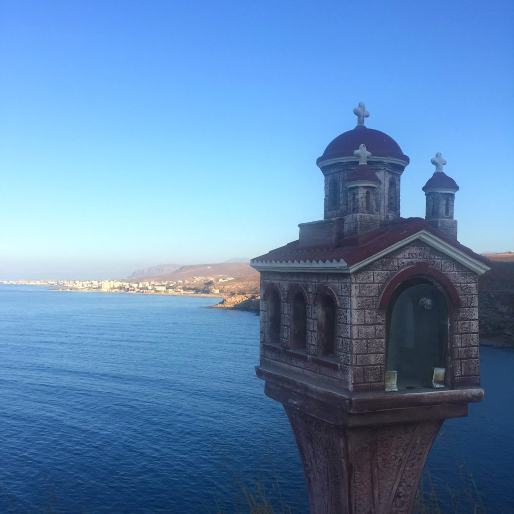 Krétský kostelíček u ilnice, na pozadí moře