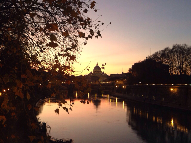 Řím při západu slunce, pohled od řeky Tibery.