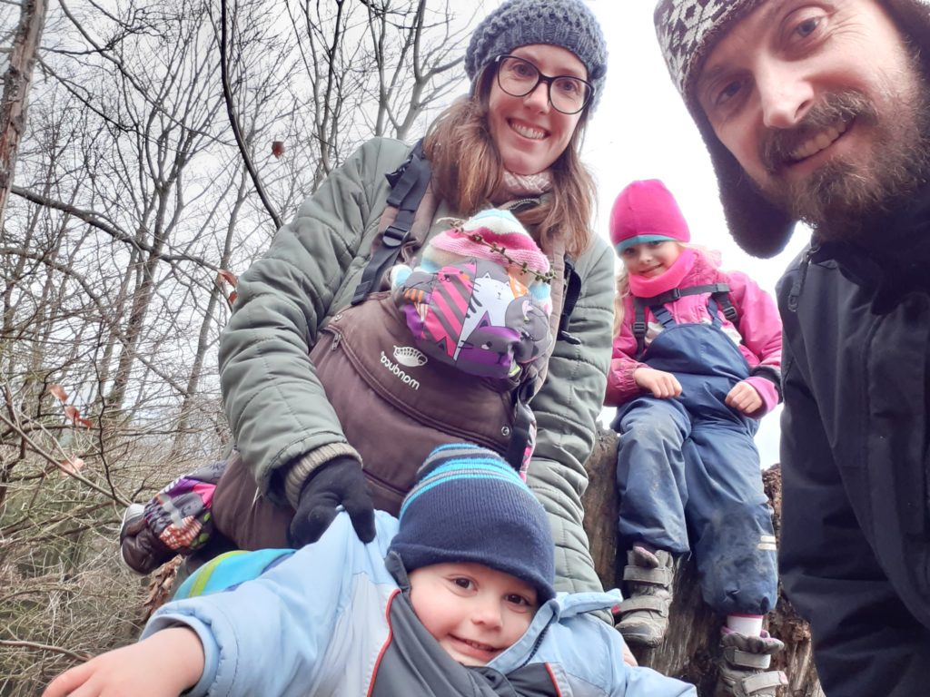 Dana s manželem a třemi dětmi, na cestách zimním lesem.
