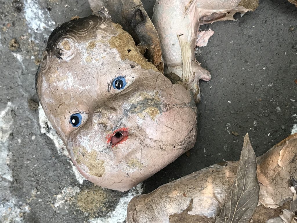 Hlava rozbité panenky se zachovanými detaily