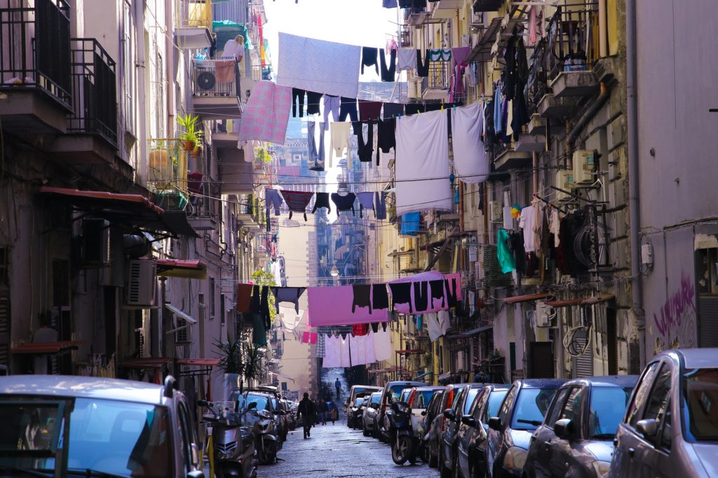 Neapolská ulice, plná aut a prádla