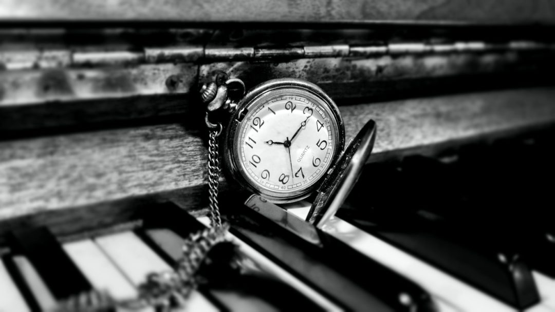 piano s kapesními hodinkami černobílé