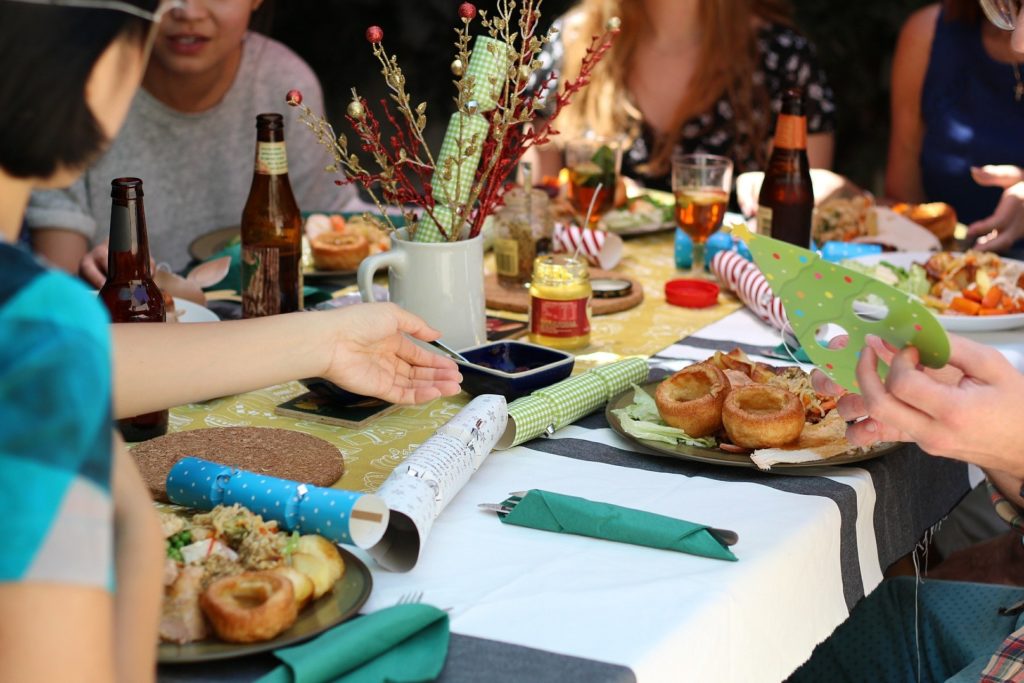 oslava s kamarády u stolu s jídlem