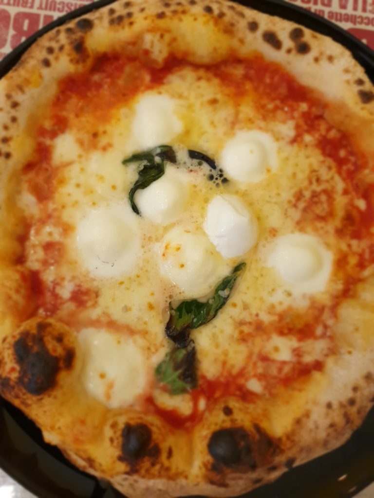 Pizza s mozzarellou