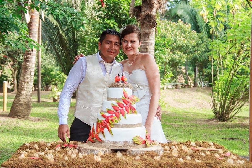 Zuzka se vdává s manželem v džungli, v popředí třípatrový dort s papoušky.