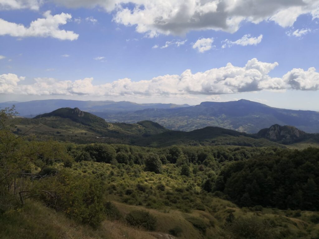 Výhled na hory a lesy Abruzza.