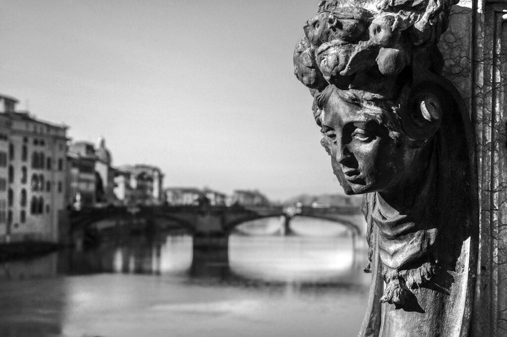 Florentské zákoutí, výhled na řeku, most a socha ženy