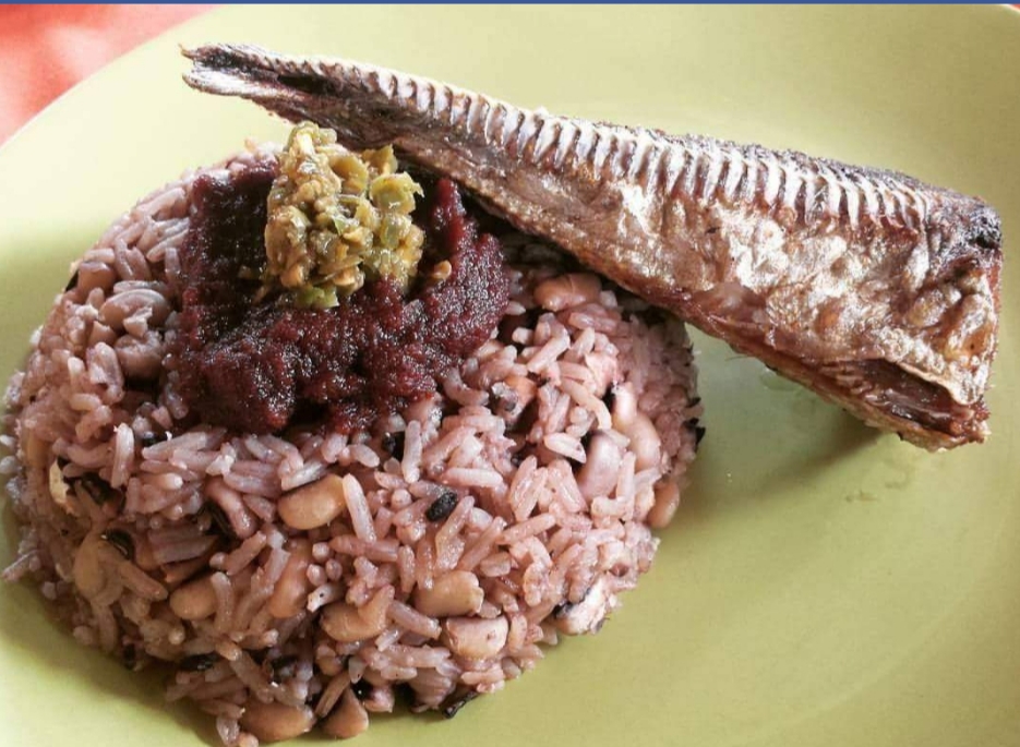Jeden z afrických pokrmů s rýží a rybou.