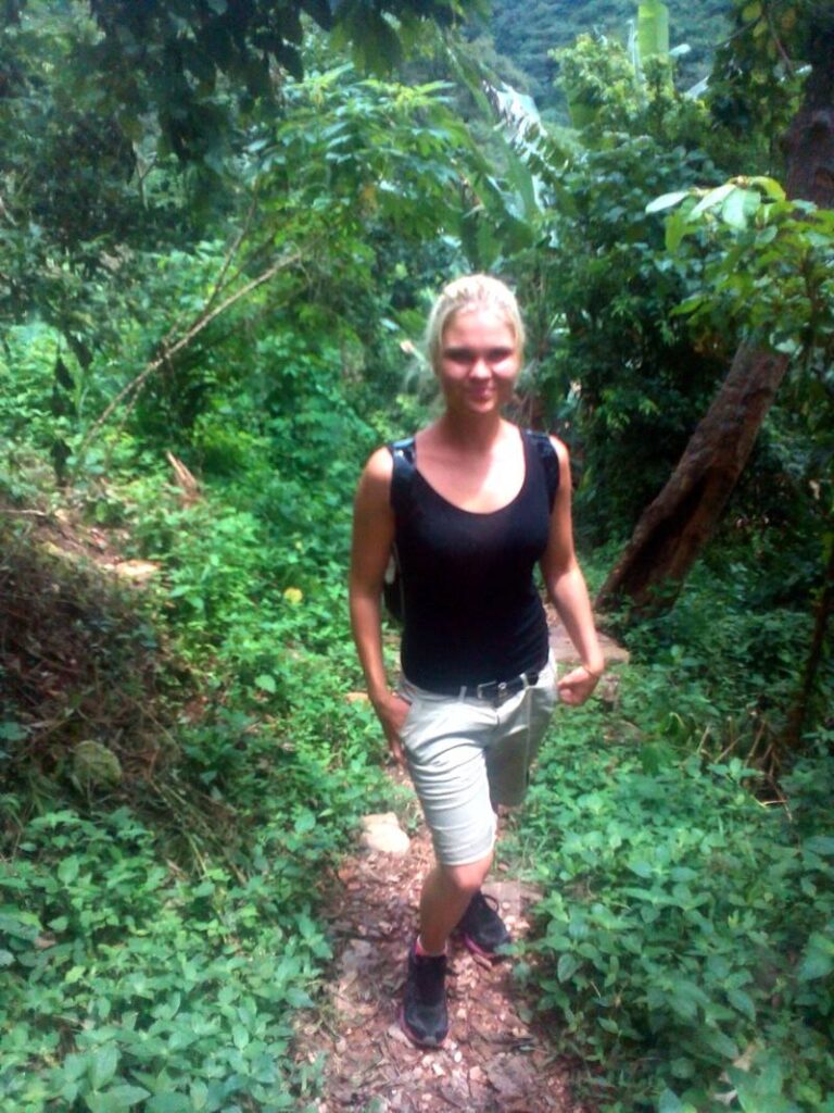 Kristýna na procházce v pralese.