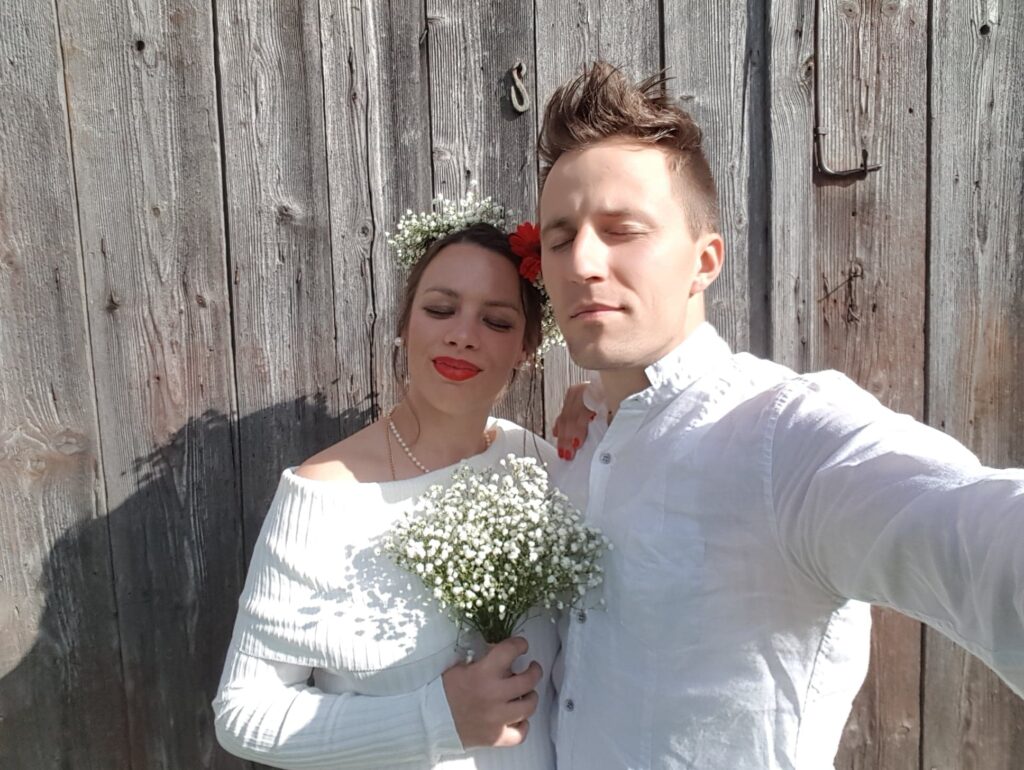 Júlia se svým manželem na svatební fotografii, se zavřenýma očima.