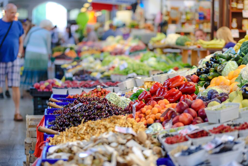 Prodejní pult s ovocem a zeleninou ve formě stánku na tržišti.