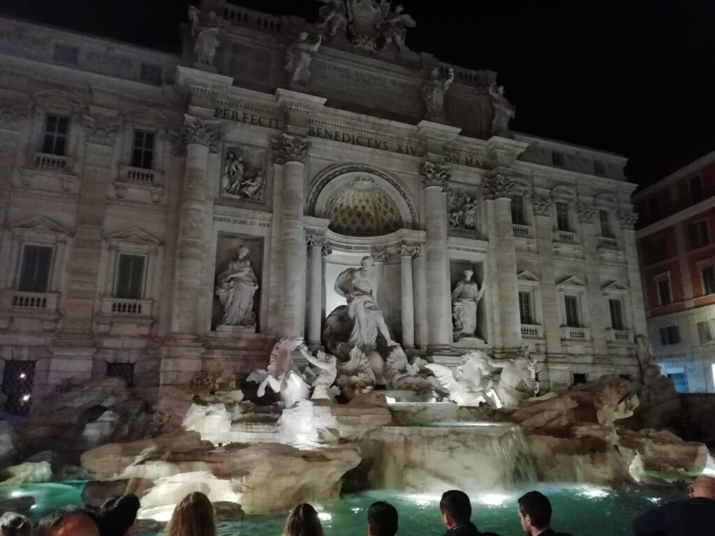Fontana di Trevi ve večerním světle.