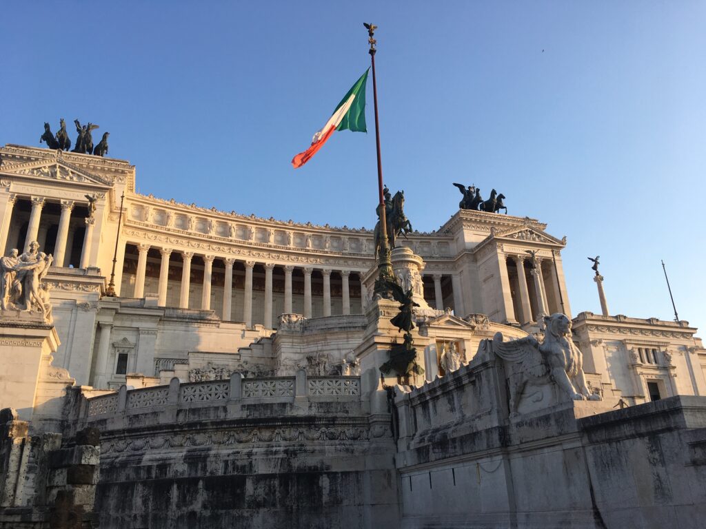 Monument italského krále a sjednotitele Viktora Emmanuela II. s italskou vlajkou.