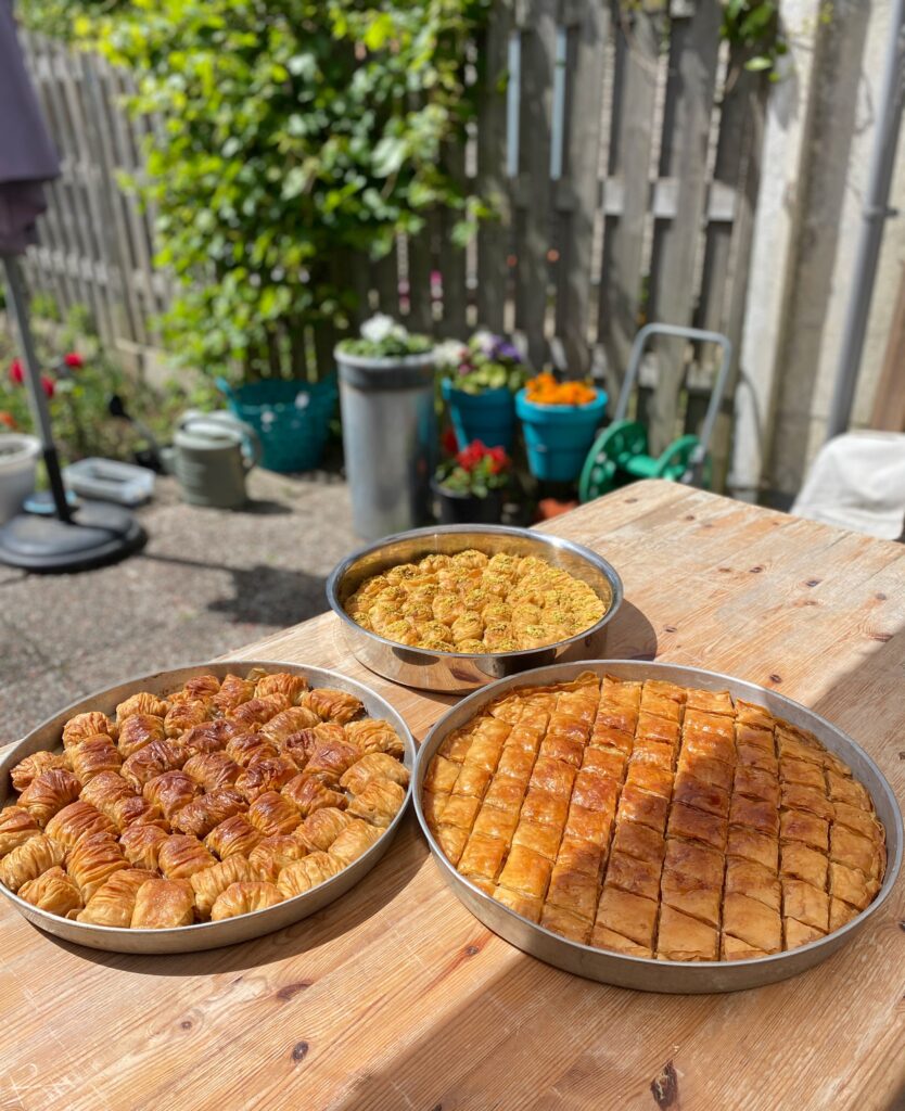 Turecké pokrmy na veganský způsob, focené na stole na zahradě.