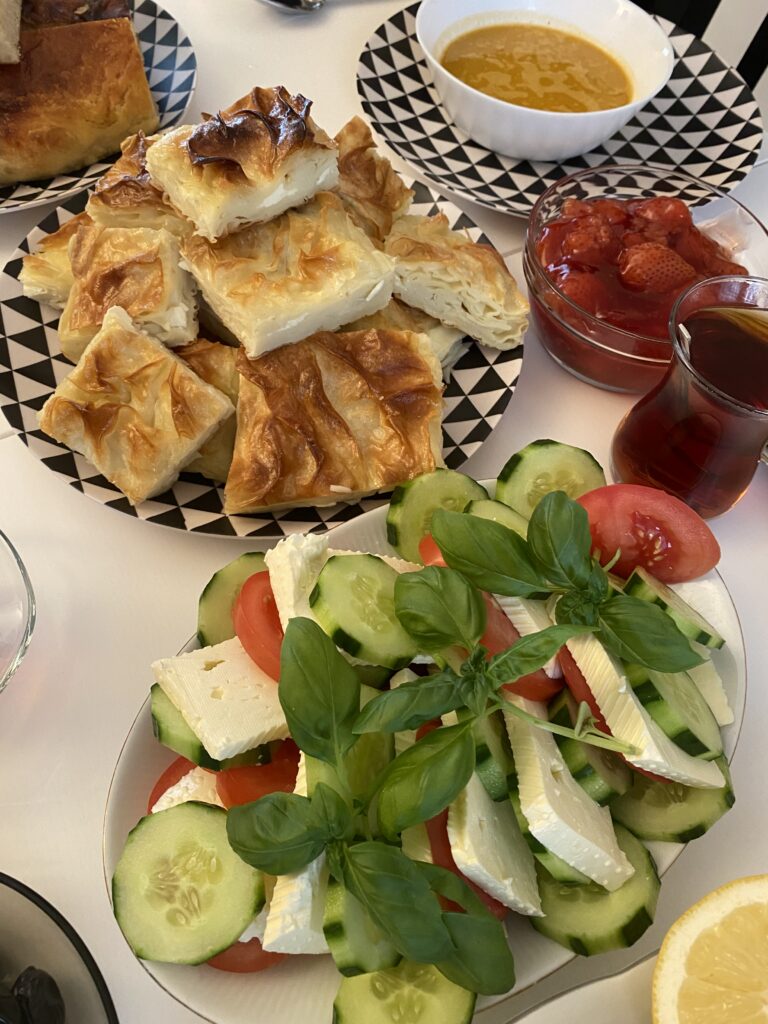 Turecké dobroty, baklava a zeleninový salát, čaj touareg a jahody.