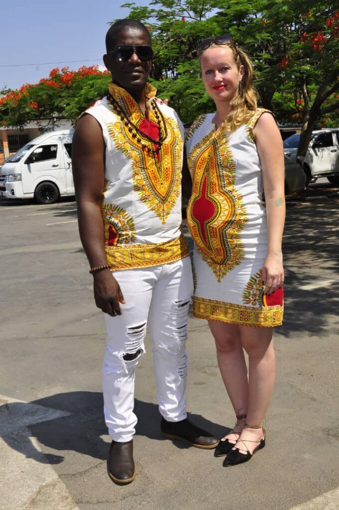 Těhotná Zuzana s Chrisem v tradičních afrických oděvech bílooranžové barvy.