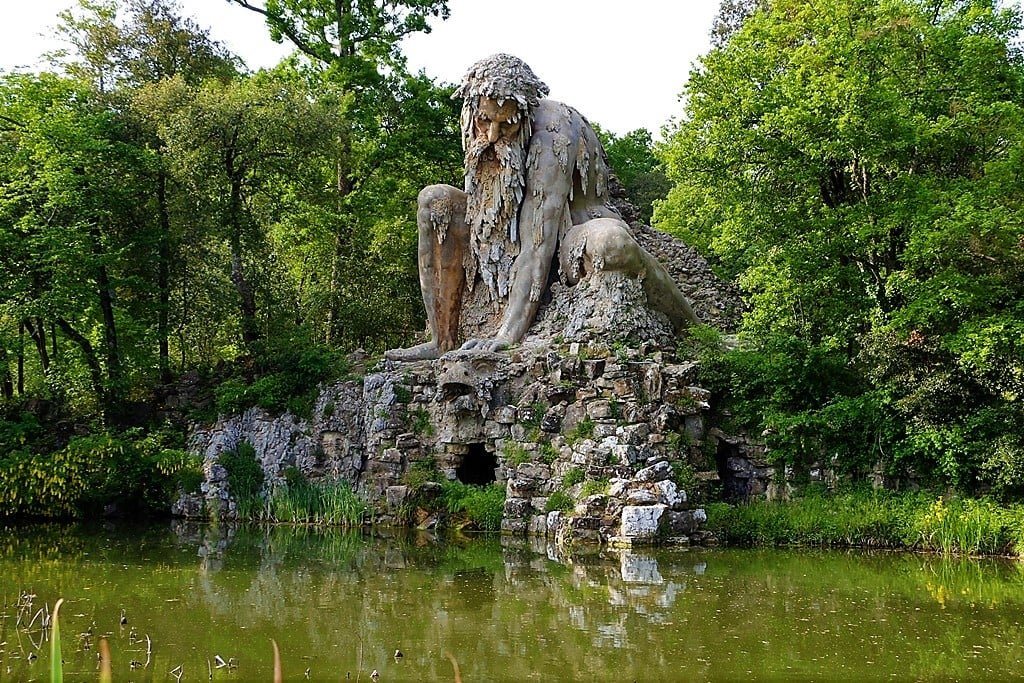 Apeninský kolos, socha z kamene u jezera