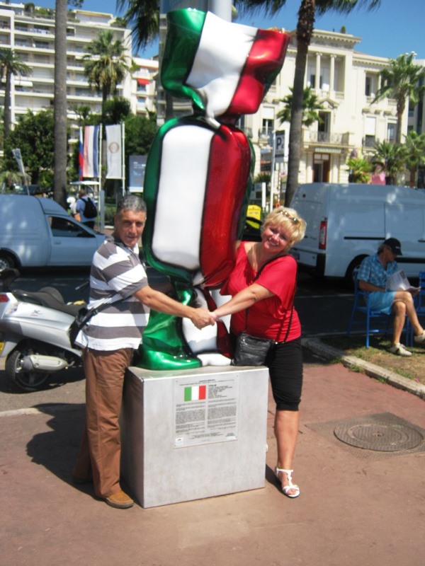 Zuzka a manžel objímají sochu bonbonu v italských barvách
