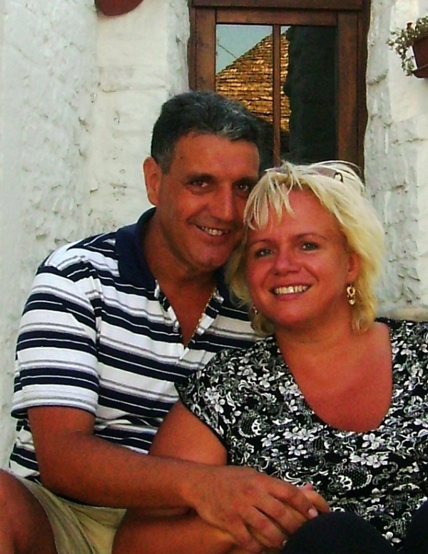Zuzana s manželem před trullo v Alberobello