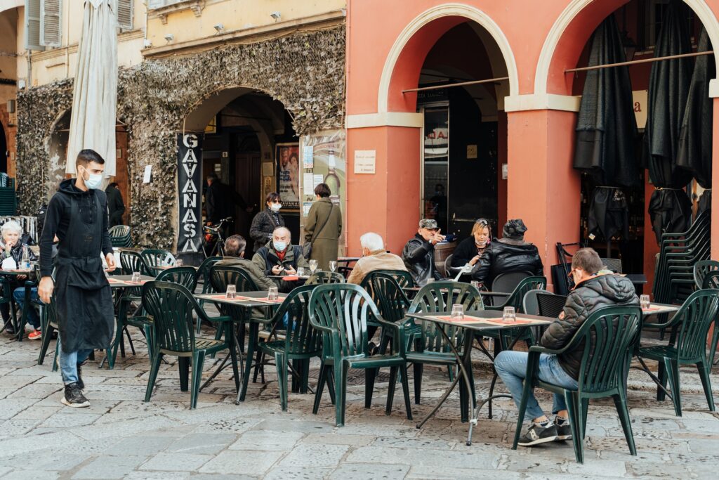 stolky italského baru, místo, kde se podává i italská káva