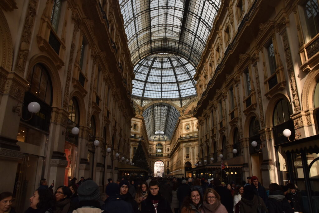 Nákupní galerie v Milanu, pohled na dav lidí a střechu