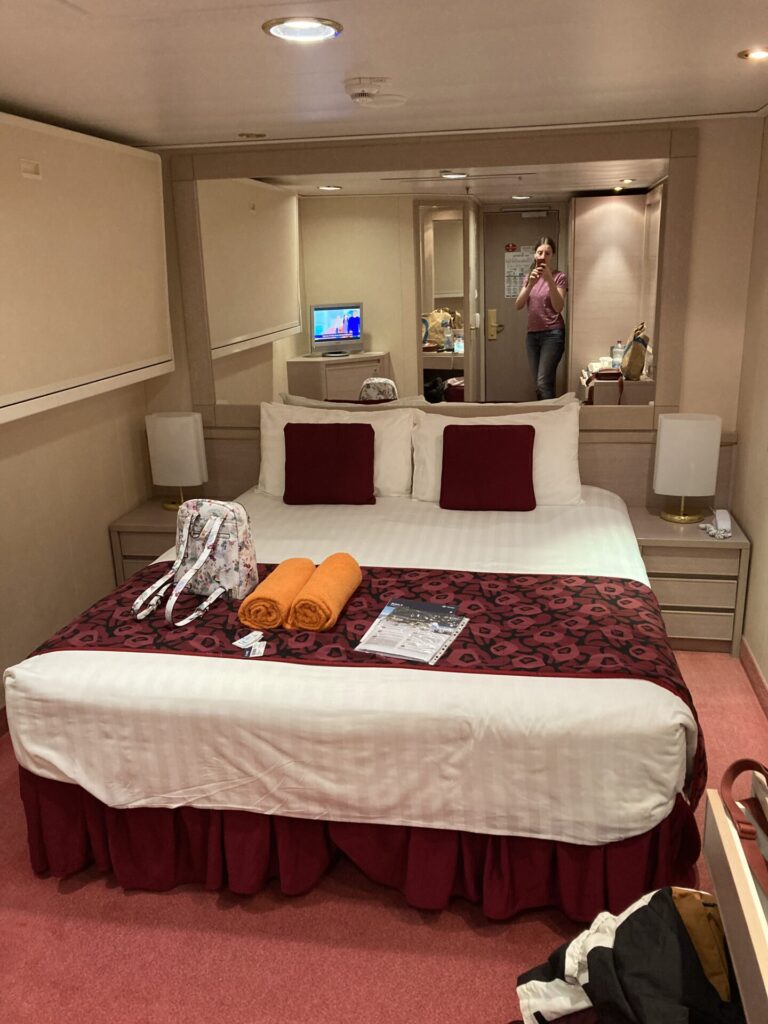 plavba na lodi: kajuta, pohled na postel
