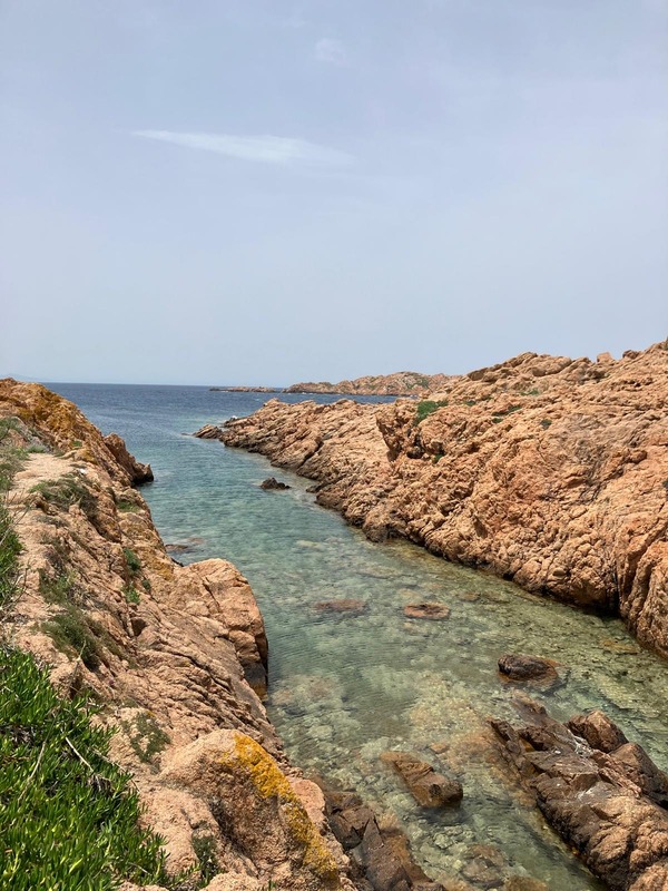 Sardinie a její kouzelné zátoky a místa, která zvou ke koupání