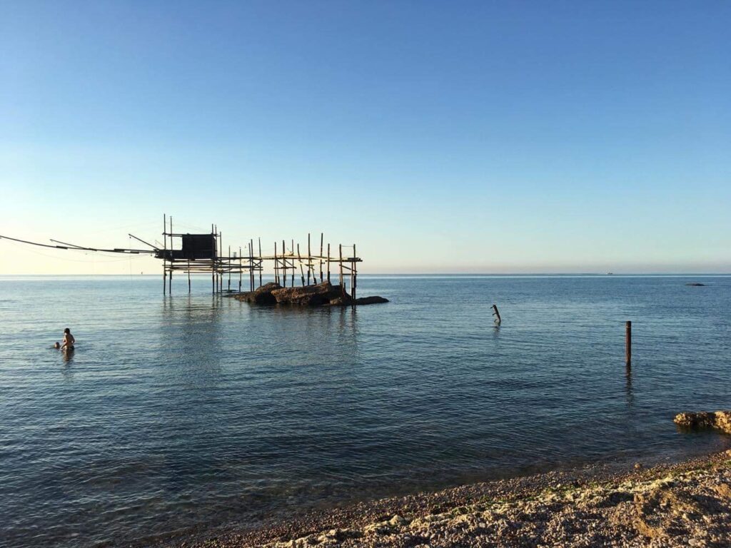 trabocco a pláž v oblasti Costa dei Trabocchi